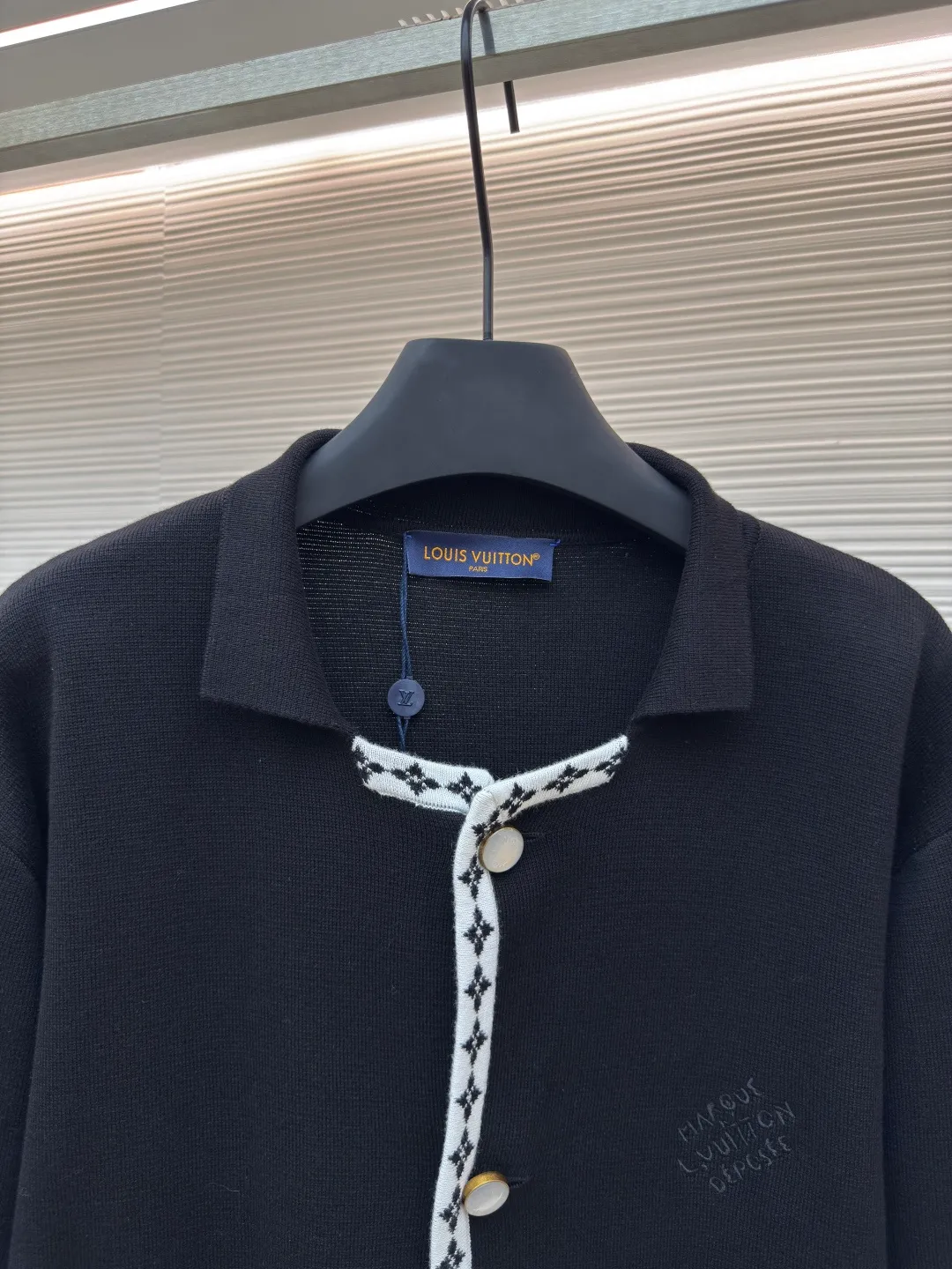 LOUIS VUITTON knitted college style suit outer ●Authentic product: Purchased and developed by 20371 ●Item number: 1680255-B75 ●Fabric: woolen yarn fabric ●Technology: knitted production ●Version: fitted version ●Weight: about 740g ●Size: XS-S-M-L ●Description: Made of 42-count woolen yarn, 14-needle flat knitting piece for up to 200 minutes, placket jacquard craft with four-color flowers. The cuffs are hand-sewn by hand, and the threads are routed on a flat machine. After high-temperature washing, the fabric has a soft and natural drape and a comfortable and skin-friendly touch. The buttons are custom-made with laser-engraved electroplated antique gold diamond buttons. The letters on the chest are embroidered with fixed-point stitching, which is precise and three-dimensional. The overall wiring is straight and delicate, the fabric is comfortable and soft, and the color is consistent without color difference. It can be matched with the same style to create a fashionable look and control various occasions. Customized accessories, complete with three standards, same style for men and women!